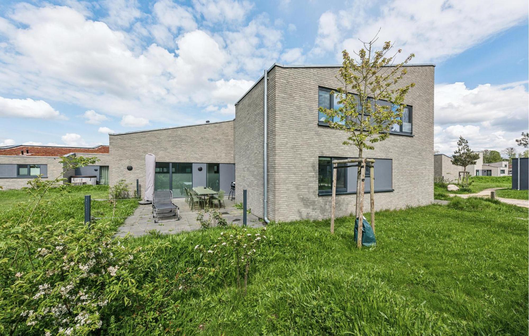 Cozy Home In Lembruch-Duemmer See With Sauna Екстериор снимка