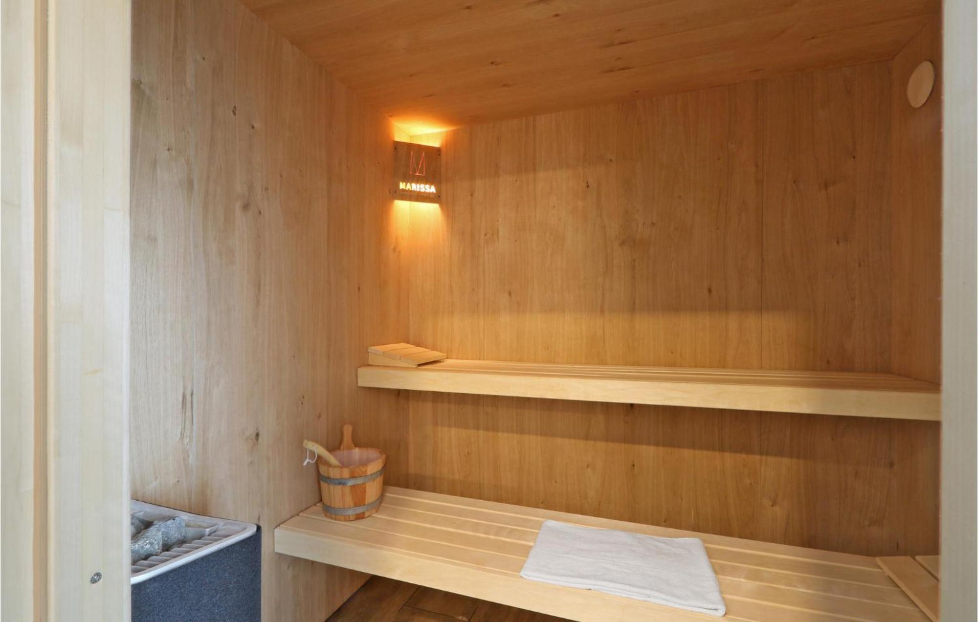 Cozy Home In Lembruch-Duemmer See With Sauna Екстериор снимка