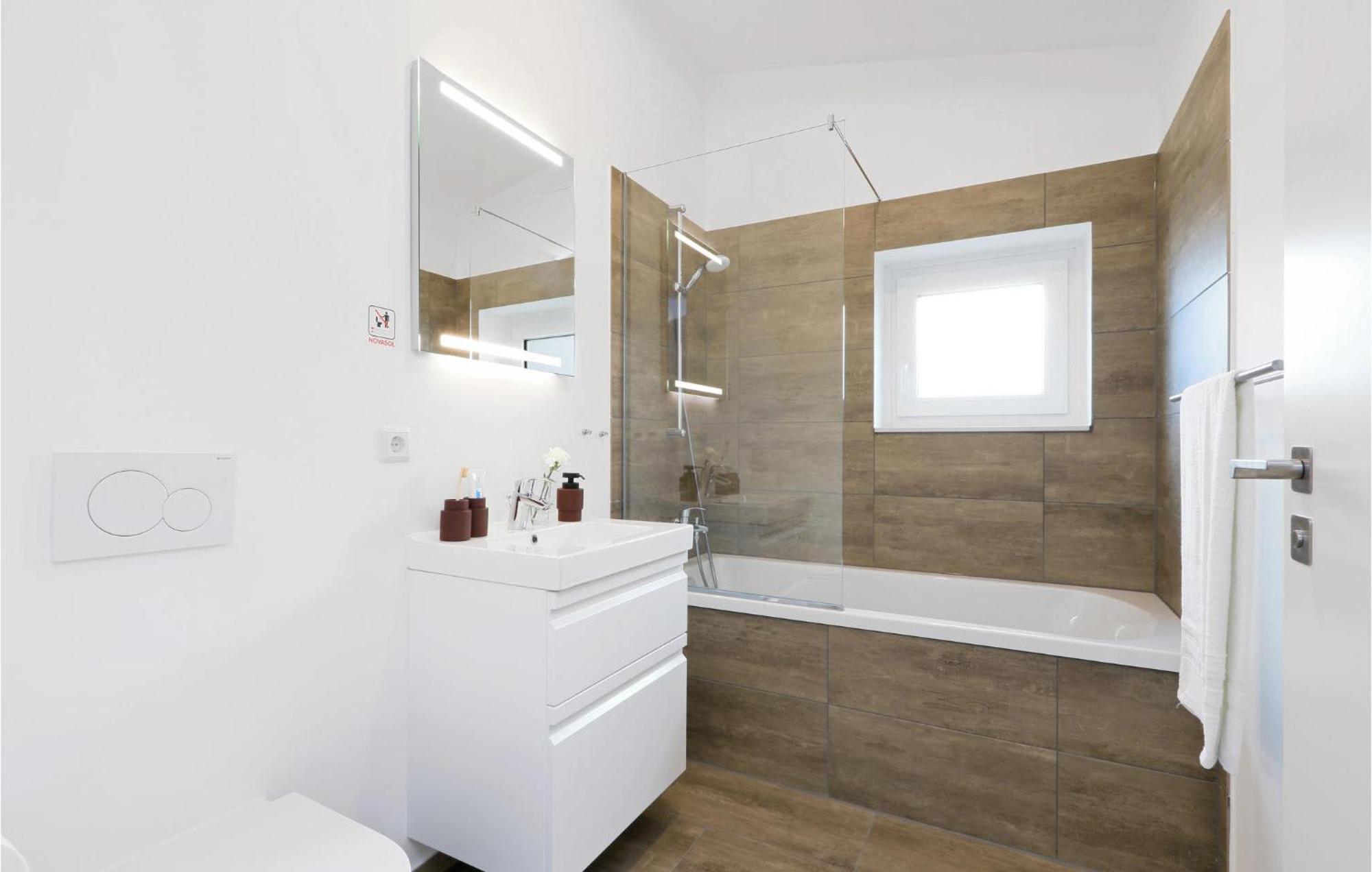 Cozy Home In Lembruch-Duemmer See With Sauna Екстериор снимка